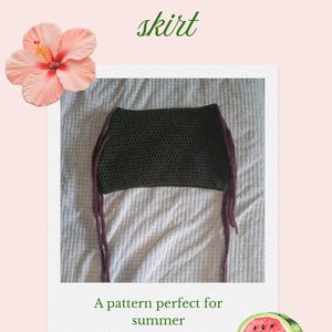 Peut inclure: Un jupe en fil crochetée vert foncé avec des liens violets, présentée dans un cadre de style polaroid. Le texte "The viral string skirt" est en haut, avec "A pattern perfect for summer" en bas. Un hibiscus rose et une pastèque sont également présents.