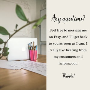 Pu&ograve; includere: Un computer portatile bianco con un bicchiere rosa di matite su una scrivania di legno. Il testo "Any questions? Feel free to message me on Etsy, and I'll get back to you as soon as I can. I really like hearing from my customers and helping out. Thanks!" &egrave; su uno sfondo bianco.