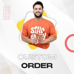 Pu&ograve; includere: Un uomo indossa una maglietta arancione con il testo "Stay Groovy" in bianco. Il testo &egrave; in un font stilizzato. L'uomo &egrave; in piedi davanti a uno sfondo giallo e bianco. Il testo "CUSTOM ORDER" &egrave; scritto in nero sotto l'uomo.