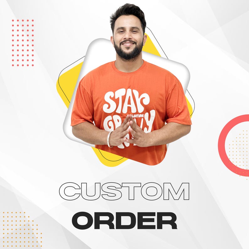 Pu&ograve; includere: Un uomo indossa una maglietta arancione con il testo "Stay Groovy" in bianco. Il testo &egrave; in un font stilizzato. L'uomo &egrave; in piedi davanti a uno sfondo giallo e bianco. Il testo "CUSTOM ORDER" &egrave; scritto in nero sotto l'uomo.