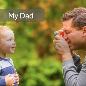 Puede incluir: Un padre y un hijo están al aire libre en un área verde cubierta de hierba. El padre está tomando una foto de su hijo con una cámara de juguete colorida. El hijo está mirando la cámara y sonriendo. El texto "My Dad" está escrito en un cuadro gris sobre la cabeza del padre.