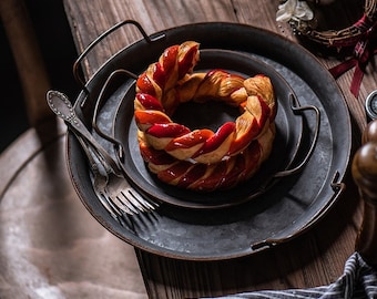 European Retro Metal Plate Handmade Round Vintage Storage For Fruits Tray Bread Tray With Handles Home Decoration Food Styling Props