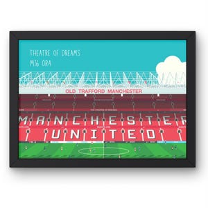 Può includere: Stampa artistica incorniciata di Old Trafford, casa del Manchester United, con il testo "THEATRE OF DREAMS" e "M16 ORA". Lo stadio è raffigurato in rosso e bianco, con un campo verde e un cielo blu.