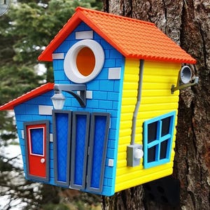 Tooned V2 Birdhouse | 16 x 12 x 21 cm Whimsical Garden Décor Gift