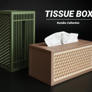 Puede incluir: Dos cajas de pañuelos decorativas. Una es de color verde oliva con un diseño de celosía, la otra es marrón con un patrón geométrico. La caja marrón tiene pañuelos blancos que emergen de la parte superior. El texto dice "TISSUE BOX" y "Kumiko Collection".