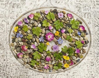 Tavolino laterale in resina fatto a mano, con pietre di fiume e foglie botaniche, tavolino rotondo