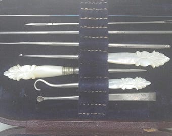 Antico astuccio da cucito francese in argento sterling, manici in madreperla, custodia originale