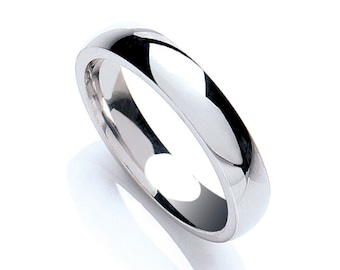 Puede incluir: Un anillo plateado pulido con un diseño liso y redondeado. El anillo refleja la luz, creando una apariencia brillante y reluciente. La banda mide aproximadamente 0,5 cm de ancho. Una joya clásica.