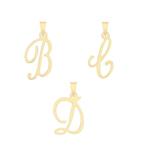 Peut inclure: Trois colliers pendentifs dorés, chacun avec une lettre cursive différente : B, L et D. Les pendentifs sont suspendus à de petites boucles, prêts à être portés. Les lettres ont un design délicat et fluide.