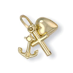 Può includere: Ciondolo in oro con un cuore, una croce e un'ancora. Il ciondolo è in oro e ha una finitura lucida.