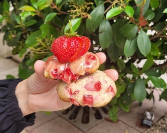 Recette de biscuits aux fraises et aux pépites de chocolat blanc / Biscuits de mariage / Recettes de biscuits farcis / Recettes de desserts / Biscuit d'été aux fraises