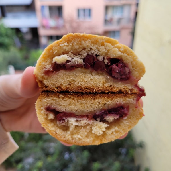 Cookies filled with cherry jam / Giant cookie recipe / Gourmet cookies / Delicious cookie recipe / Homemade cookies / Cherry recipe