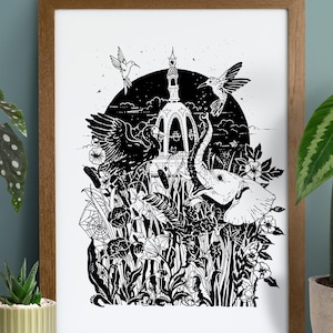 Peut inclure: Impression artistique en noir et blanc dans un cadre en bois. L'œuvre présente une illustration détaillée d'une structure en dôme, d'un éléphant, de colibris et de diverses plantes. L'impression est placée sur un fond circulaire sombre.