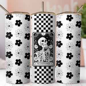 De Overthinker-tarotkaart grappige bekeromslag met opvallend zwart-wit ontwerp voor 20 oz magere kopjes sublimatie geestelijke gezondheid, png PNGEgg