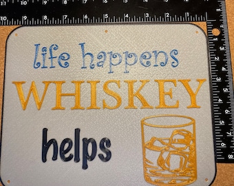 3D-utskriven skylt: "Whiskey Helps"