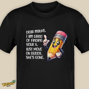 Könnte beinhalten: Schwarzes T-Shirt mit einer humorvollen Grafik, die einen Cartoon-Bleistift und den Text "Dear maths, I am tired of finding your X. Just move on buddy, she's gone." zeigt.