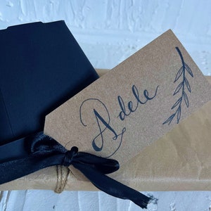 Étiquettes-cadeaux écrites à la main, cadeau d'anniversaire, calligraphie personnalisée, carte kraft, étiquette cadeau de mariage