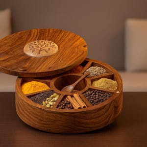 Handgjord rund kryddlåda i sheeshamträ, Masala Dabba med 9 fack och sked