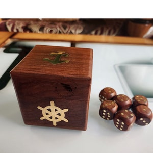 Casino Handgemaakte palissander houten dobbelsteendoos Spelanker en wielontwerp opbergdoos Wordt geleverd met zes dobbelstenen klassieke spellen Woondecoratiesets