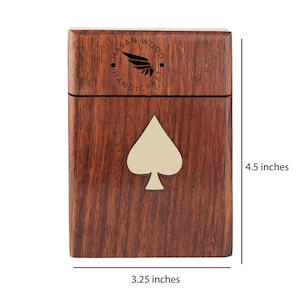 Jeu de cartes à jouer The Turf Club dans une boîte en bois fabriquée à la main (chaque jeu comprend 52 cartes et 2 jokers) - Bois d'acacia/Laiton/papier