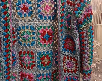 Cardigan in particolare lavorazione granny in un bellissimo cotone