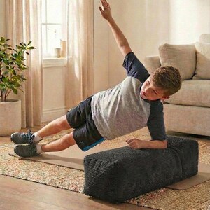 Może przedstawiać: Zestaw trzech ceramicznych kubk&oacute;w z nakrapianym, matowym wykończeniem. Kubki są w odcieniach kremu, jasnoszarym i ciemnoszarym. Każdy kubek ma prosty, minimalistyczny design.