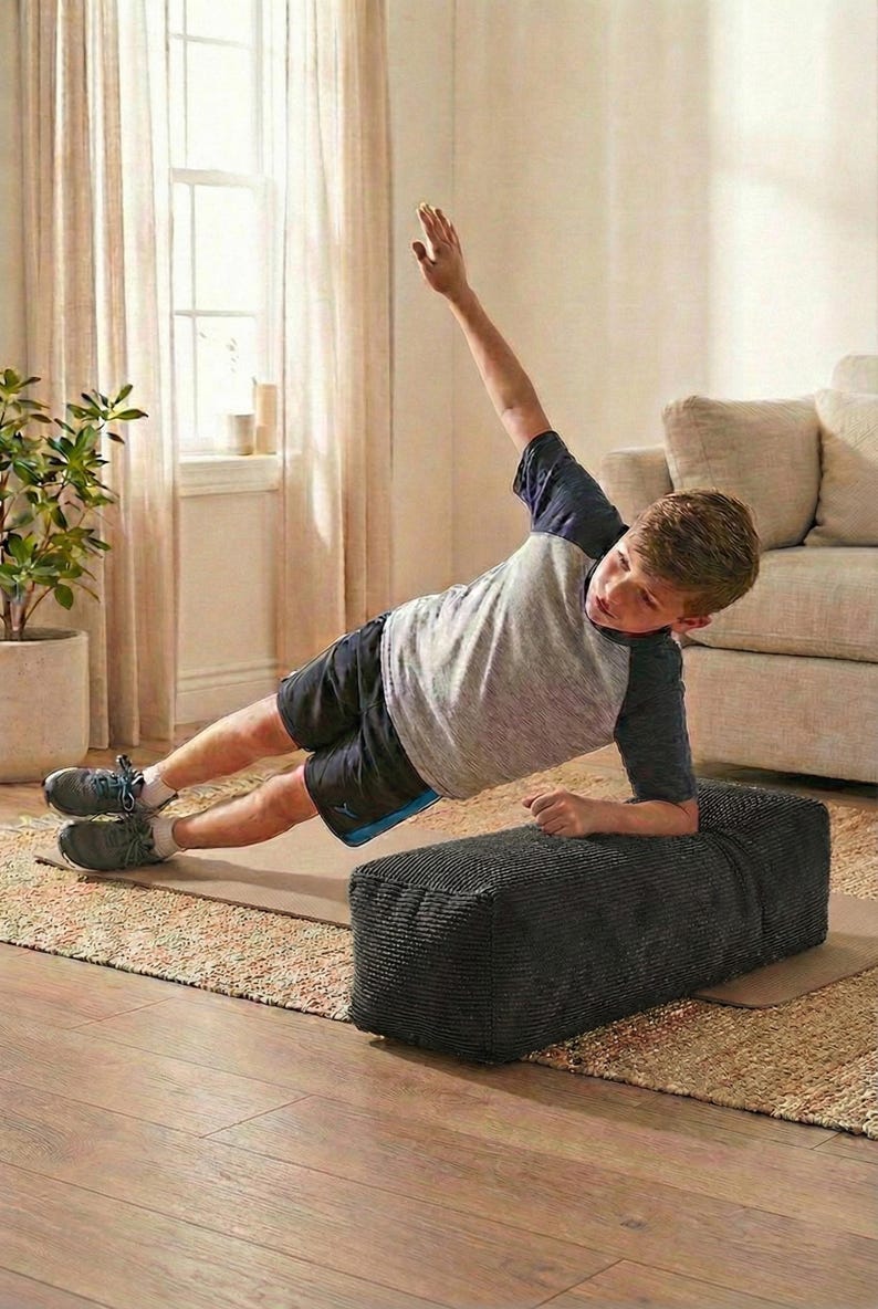 Może przedstawiać: Zestaw trzech ceramicznych kubk&oacute;w z nakrapianym, matowym wykończeniem. Kubki są w odcieniach kremu, jasnoszarym i ciemnoszarym. Każdy kubek ma prosty, minimalistyczny design.