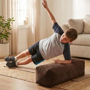 Może przedstawiać: Biały ceramiczny kubek z czarnym uchwytem i napisem "But First, Coffee" w stylu odręcznym. Kubek stoi na białej powierzchni. Kubek ma około 10 cm wysokości.