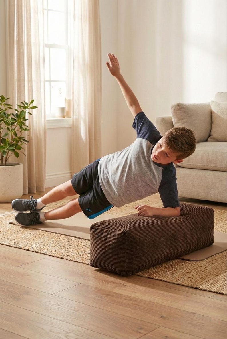 Może przedstawiać: Biały ceramiczny kubek z czarnym uchwytem i napisem "But First, Coffee" w stylu odręcznym. Kubek stoi na białej powierzchni. Kubek ma około 10 cm wysokości.