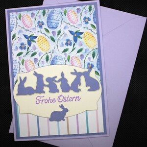 Grußkarte zu Ostern mit Osterdesignpapier und Hasenfamilie