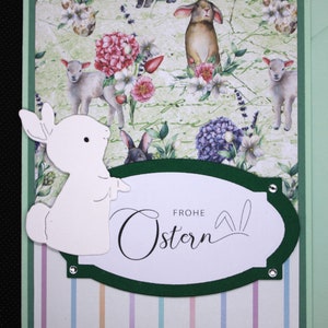 Grußkarte zu Ostern mit schönem Osterdesignpapier und einem weißen Häschen