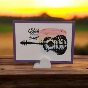 Tarjeta de felicitación cumpleaños guitarra puesta de sol hombres