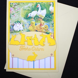 Grußkarte zu Ostern in gelb mit schönem Osterdesignpapier und einer Häschenfamilie