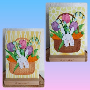 Biglietto d'auguri con coniglietto pasquale nascosto nel cestino pasquale con bellissimi fiori