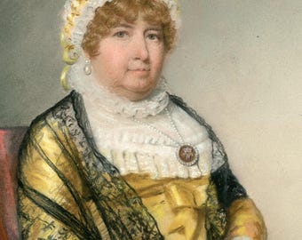 Puede incluir: Retrato de una mujer con un chal amarillo y negro, cuello de encaje blanco y un gorro blanco con cintas amarillas. Lleva un collar y pendientes de perlas, y un broche. La pintura es un primer plano.
