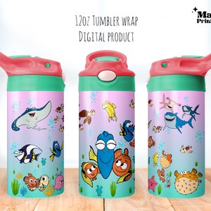 Puede incluir: Una descarga digital para una envoltura de vaso de 350 ml con personajes de la película Buscando a Nemo. La envoltura presenta a Dory, Marlin, Nemo y otros personajes de la película. La envoltura está diseñada para adaptarse a un vaso de 350 ml.