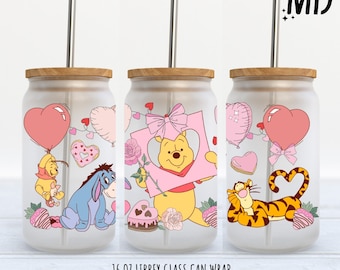 Può includere: Tre involucri per lattine di vetro da 473 ml con Winnie the Pooh, Piglet, Eeyore e Tigro. Gli involucri sono progettati per San Valentino con cuori, fiori e altri elementi romantici. Gli involucri sono download digitali e sono file PNG.