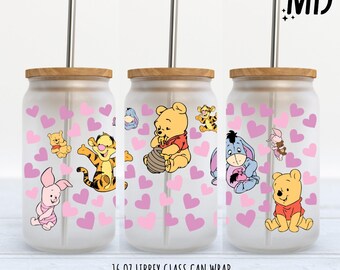 Può includere: Tre involucri per lattine di vetro da 473 ml con Winnie the Pooh e i suoi amici. Gli involucri hanno uno sfondo rosa e bianco con cuori rosa e presentano Winnie the Pooh, Tigro, Maialino e Ih-Oh.