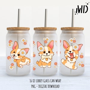 Può includere: Un barattolo di vetro smerigliato con coperchio in legno e cannuccia in acciaio inossidabile. Il barattolo presenta un design a cartoni animati di un cane corgi con una corona di margherite e accenti floreali. Il testo "16 OZ LIBBEY GLASS CAN WRAP" e "PNG - DIGITAL DOWNLOAD" è in basso.