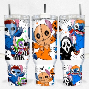 Op de afbeelding: Drie roestvrijstalen bekers met een witte achtergrond en kleurrijke Halloween-ontwerpen met Stitch, het personage uit Lilo & Stitch, verkleed als verschillende horrorfilmfiguren.