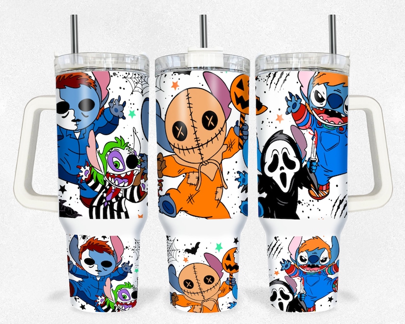 Op de afbeelding: Drie roestvrijstalen bekers met een witte achtergrond en kleurrijke Halloween-ontwerpen met Stitch, het personage uit Lilo & Stitch, verkleed als verschillende horrorfilmfiguren.