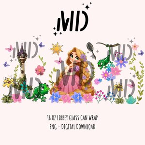 Pu&ograve; includere: Un download digitale di un involucro per lattina di vetro da 473 ml con un'immagine di cartone animato di Rapunzel dal film Disney Rapunzel. L'immagine include Rapunzel con i suoi lunghi capelli biondi, un camaleonte, una padella, una torre e fiori. Il testo "16 oz LIBBEY GLASS CAN WRAP PNG - DIGITAL DOWNLOAD" &egrave; nella parte inferiore dell'immagine.
