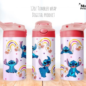 Op de afbeelding: Een digitale download van een 12oz tumbler wrap met een paarse achtergrond, een regenboog, bloemen en een blauw Stitch-personage uit Lilo & Stitch. De wrap is ontworpen voor een roze tumbler met een rietjedeksel.