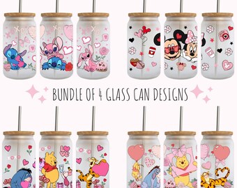 Può includere: Set di quattro design di lattine di vetro con vari personaggi Disney. Ogni lattina ha uno sfondo rosa e bianco con cuori e un personaggio diverso. I personaggi includono Stitch, Topolino e Minnie Mouse, Winnie the Pooh e Tigro, e una combinazione di Winnie the Pooh, Maialino e Ih-Oh.