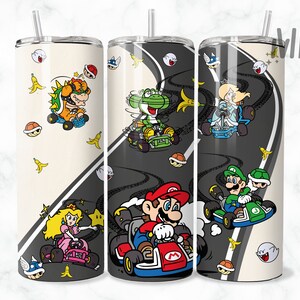 Peut inclure: Trois gobelets en acier inoxydable avec un design de circuit de course blanc et noir. Les gobelets présentent des personnages du jeu vidéo Super Mario Kart, dont Mario, Luigi, Peach et Bowser.