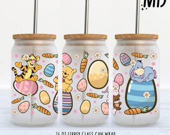 Può includere: Tre involucri per lattine di vetro da 473 ml con Winnie the Pooh e i suoi amici. Gli involucri presentano un tema pasquale con colori pastello, uova, carote e fiori. Gli involucri sono progettati per adattarsi a una lattina di vetro Libby standard da 473 ml.