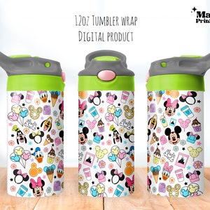 Peut inclure: Un habillage de gobelet blanc de 12 oz avec un motif coloré de Mickey Mouse, Minnie Mouse, Donald Duck, Dingo et d'autres personnages Disney. L'habillage présente une variété de couleurs, notamment le rouge, le jaune, le bleu, le vert et le rose. L'habillage est conçu pour s'adapter à un gobelet de 12 oz.
