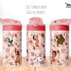 Op de afbeelding: Drie roze 350 ml bekers met verschillende ontwerpen met personages uit de Disney-film Moana. De ontwerpen omvatten een haan, een bloemenkrans met Moana, Maui en Pua, en een bloemenkrans met Moana en een baby.