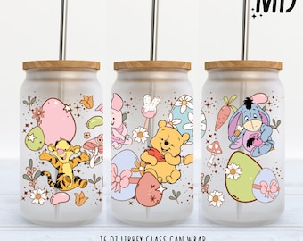 Può includere: Tre involucri per lattine di vetro da 473 ml con i personaggi di Winnie the Pooh, Piglet e Eeyore con uova di Pasqua, fiori e altri motivi a tema primaverile. Il testo "16 oz LIBBEY GLASS CAN WRAP PNG - DIGITAL DOWNLOAD" è in basso nell'immagine.
