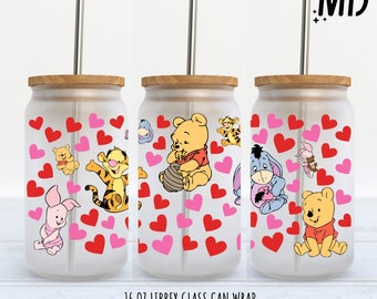 Può includere: Tre involucri per lattine di vetro da 473 ml a tema Winnie the Pooh. Gli involucri presentano Winnie the Pooh, Tigro, Maialino e Ih-Oh con cuori rosa e rossi.